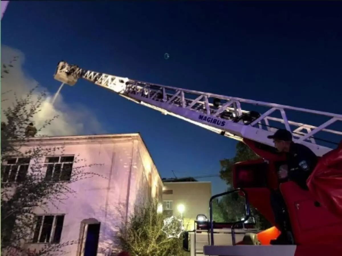 Крупный пожар в заброшенном здании в Астане попал на видео