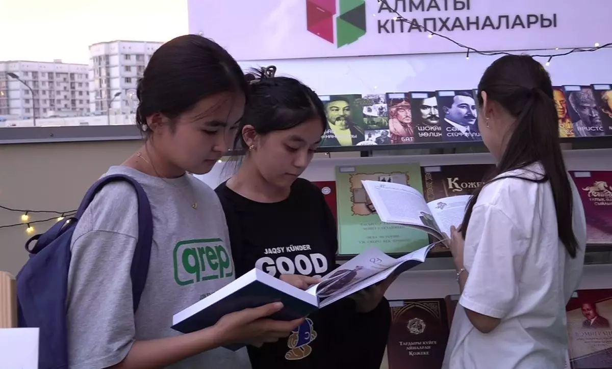 Литературная терраса: в Алматы появилась библиотека под открытым небом