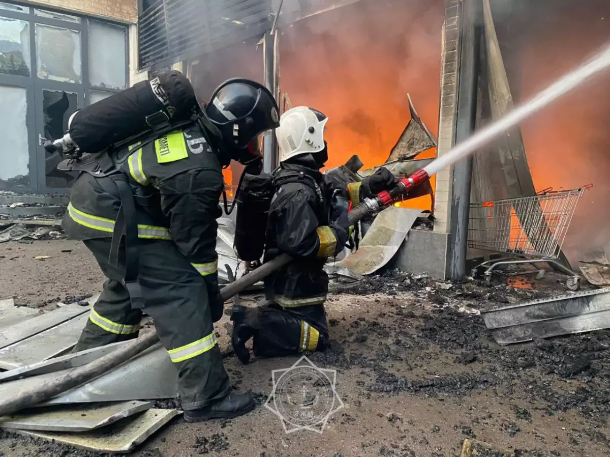 Крупный пожар в Жамбылской области: огнеборцы остановили огонь перед ТЦ