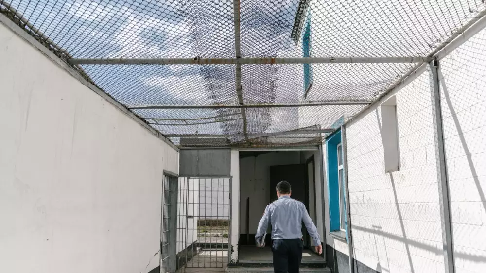 Избили и запугали: 11 человек приговорили за пытки над заключенными