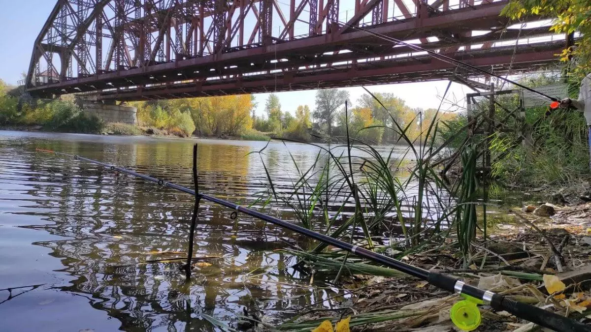 Рабочий в Уральске утонул, ремонтируя мост после паводков
