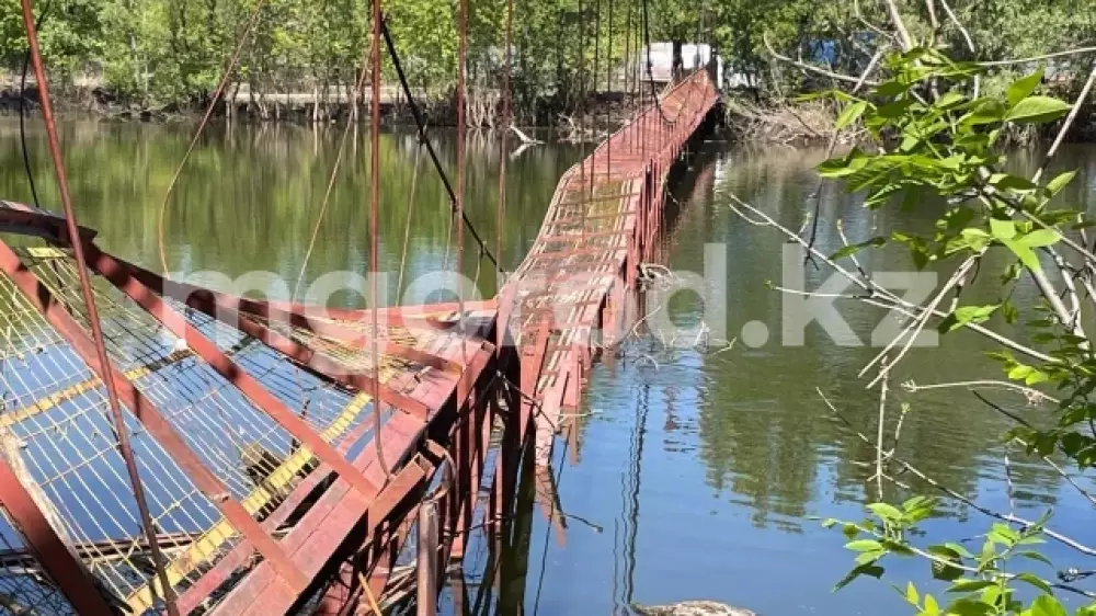 Рабочий ремонтировал мост после паводка, упал и утонул в Уральске