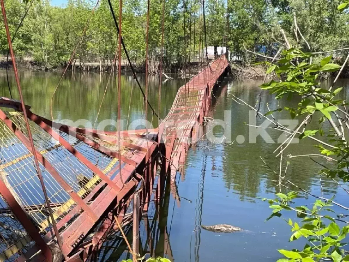 Рабочий утонул во время ремонта моста, разрушенного во время паводка, в Уральске