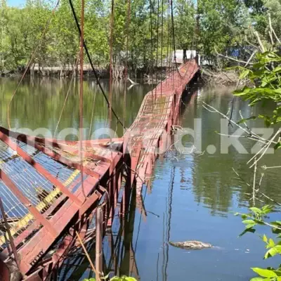 Рабочий утонул во время ремонта моста в Уральске