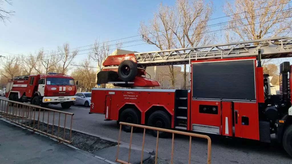 В одном из районов Алматы вспыхнули двухэтажный коттедж и баня