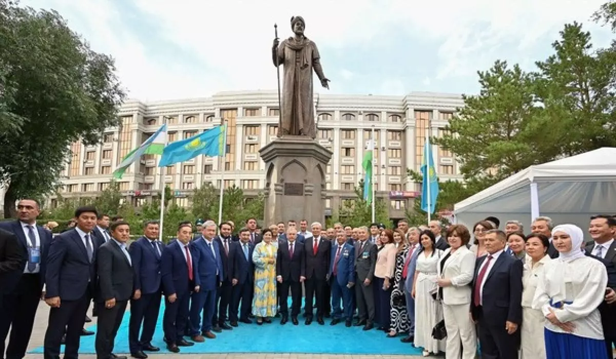 Токаев и Мирзиеев открыли памятник Алишеру Навои в Астане