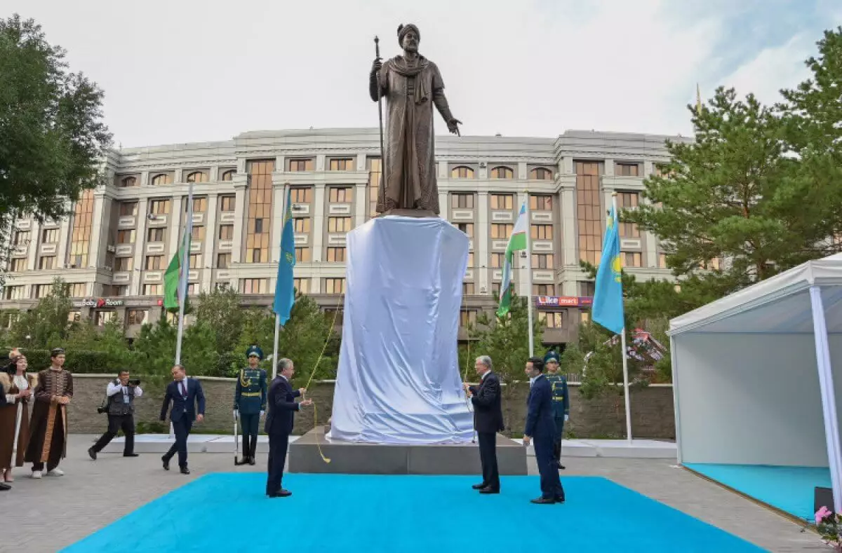 В Астане открыли памятник поэту Алишеру Навои