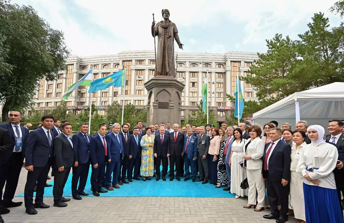 Президенты Казахстана и Узбекистана торжественно открыли памятник Алишеру Навои в Астане