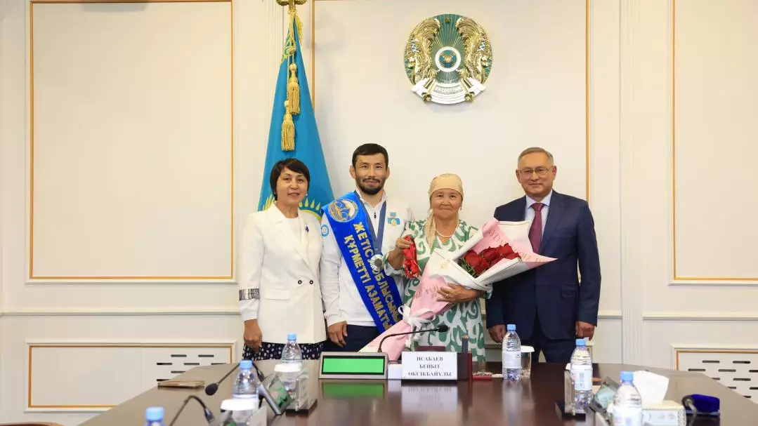 Жетісу облысының әкімі Демеу Жадыраевқа жаңа үйдің кілтін сыйға тартты