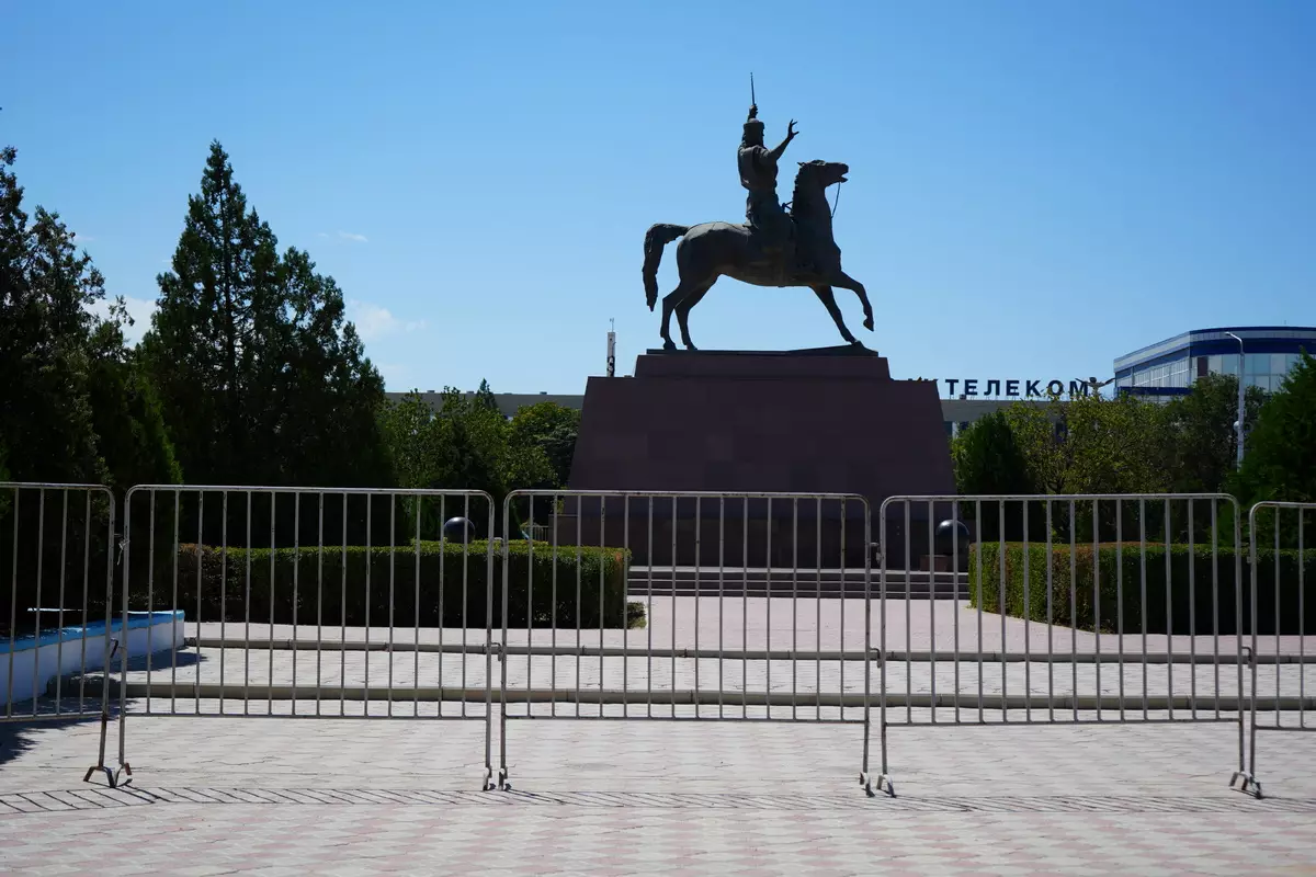 Площадь «Ынтымак» огородили в Актау