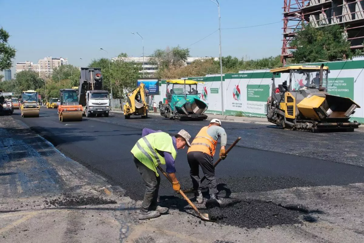 В Алматы продолжаются работы по среднему ремонту улиц