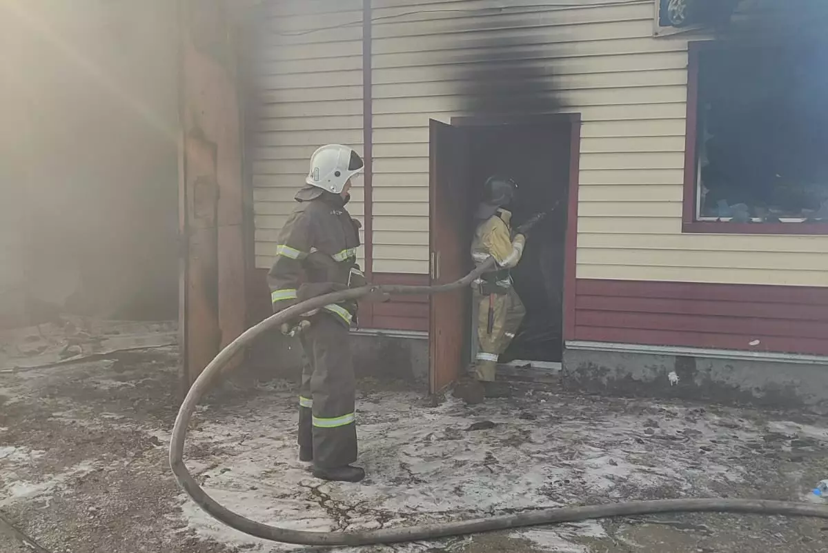 Машины и мотоциклы сгорели в автосервисе в Карагандинской области