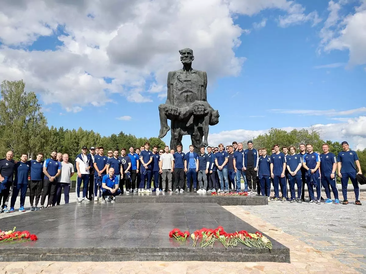 Хоккеисты московского «Динамо» посетили мемориальный комплекс «Хатынь»