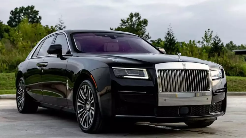 Rolls-Royce Ghost 2024 года с автографом Тома Брэди продается на аукционе