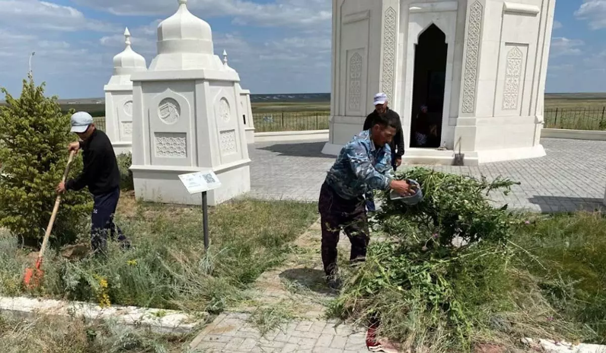 Акция «Таза бейсенбі»: «AMANAT» приводит в порядок сакральные объекты Казахстана