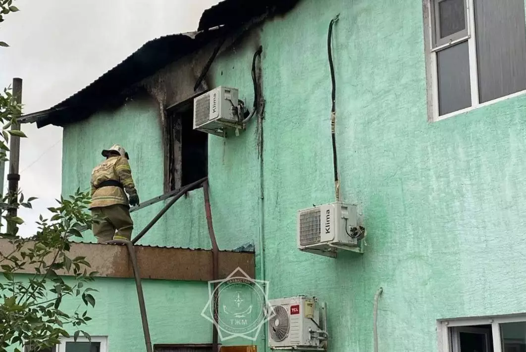 Пожар в двухэтажной доме отдыха потушили в Жетысу