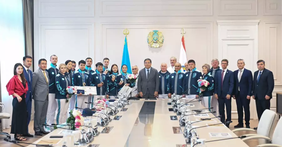 Досаев Париж Олимпиадасының жүлдегерлеріне пәтер мен автокөліктің кілтін табыстады