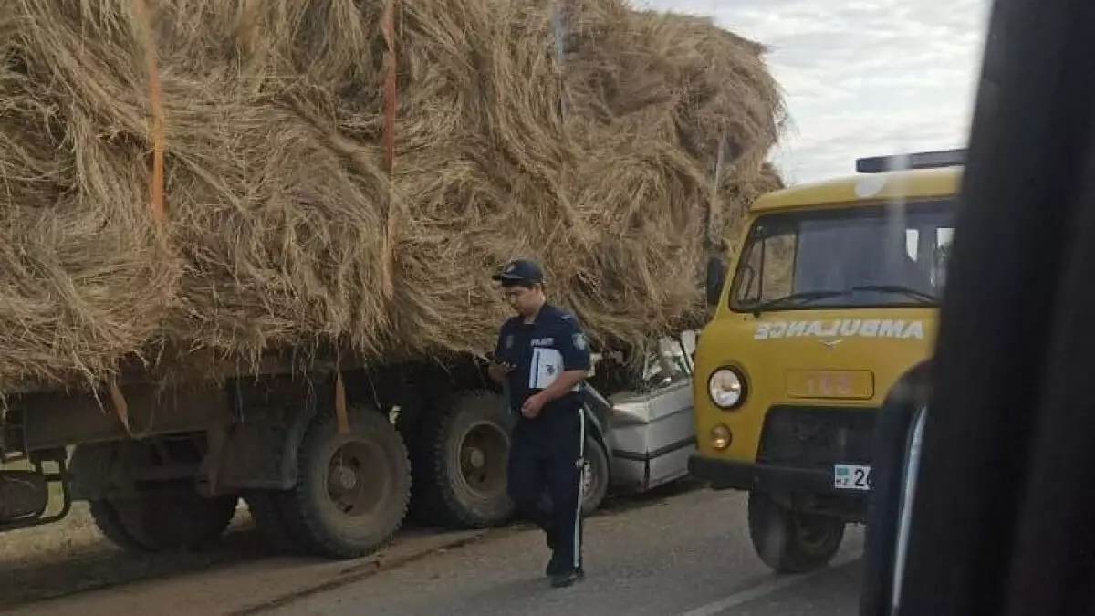 БҚО-да жантүршігерлік жол апатынан бес адам, оның ішінде полицей қаза тапты