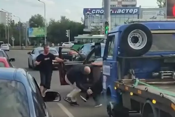 Водители устроили драку посреди дороги в Павлодаре