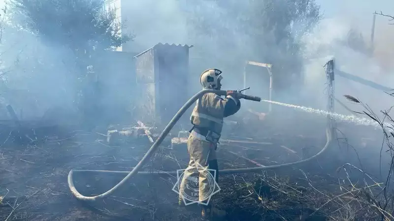 В Атырау разгорелся разгорелся крупный пожар