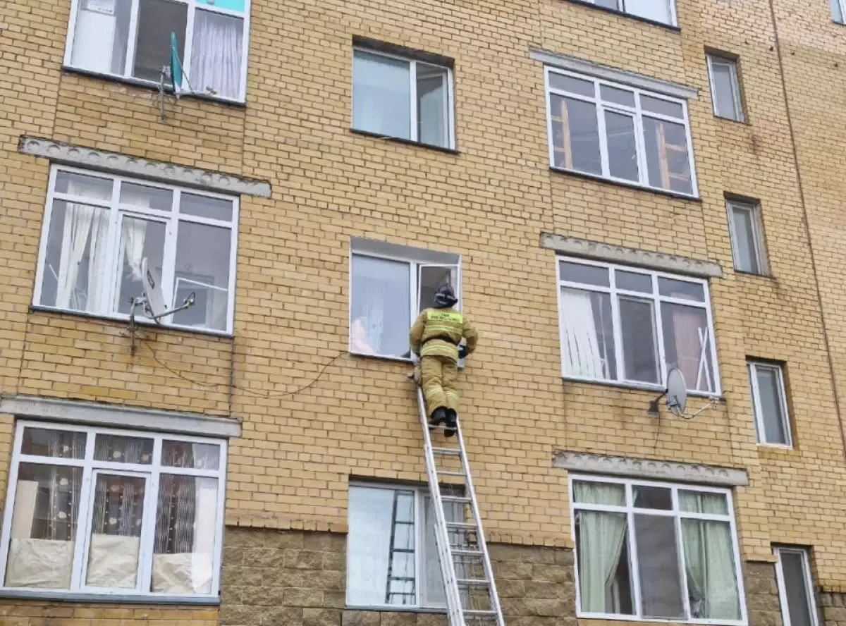 Дети заперлись в квартире многоэтажки в Косшы