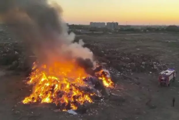 В Уральске разгорелся пожар на свалке