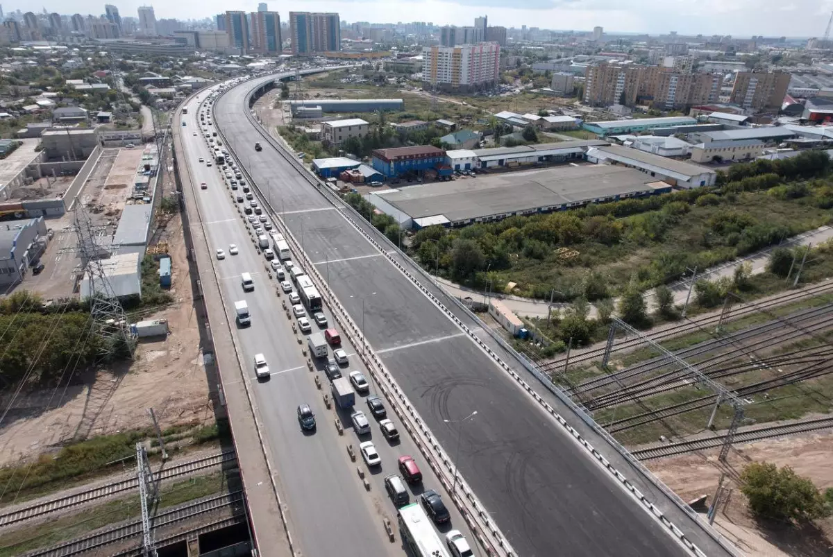 В Астане полностью открыли движение по "Горбатому мосту"