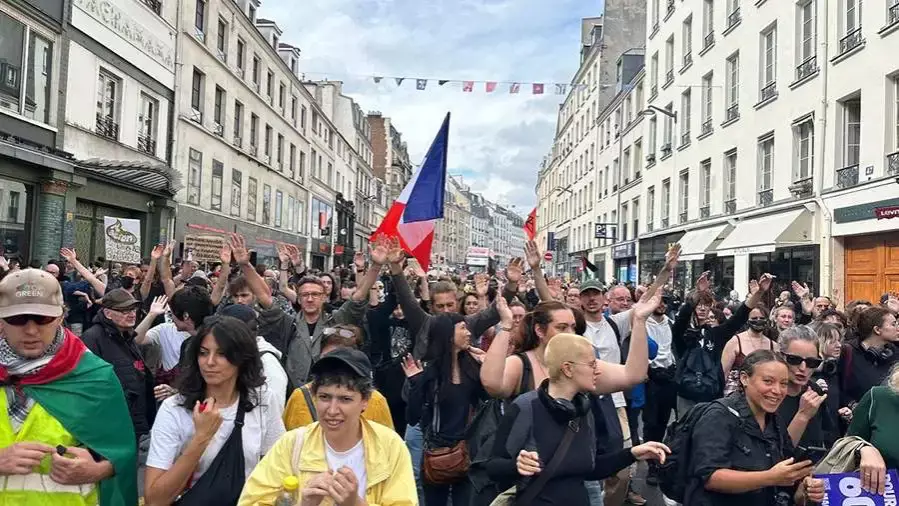 Тысячи французов вышли на протесты против назначения нового премьера