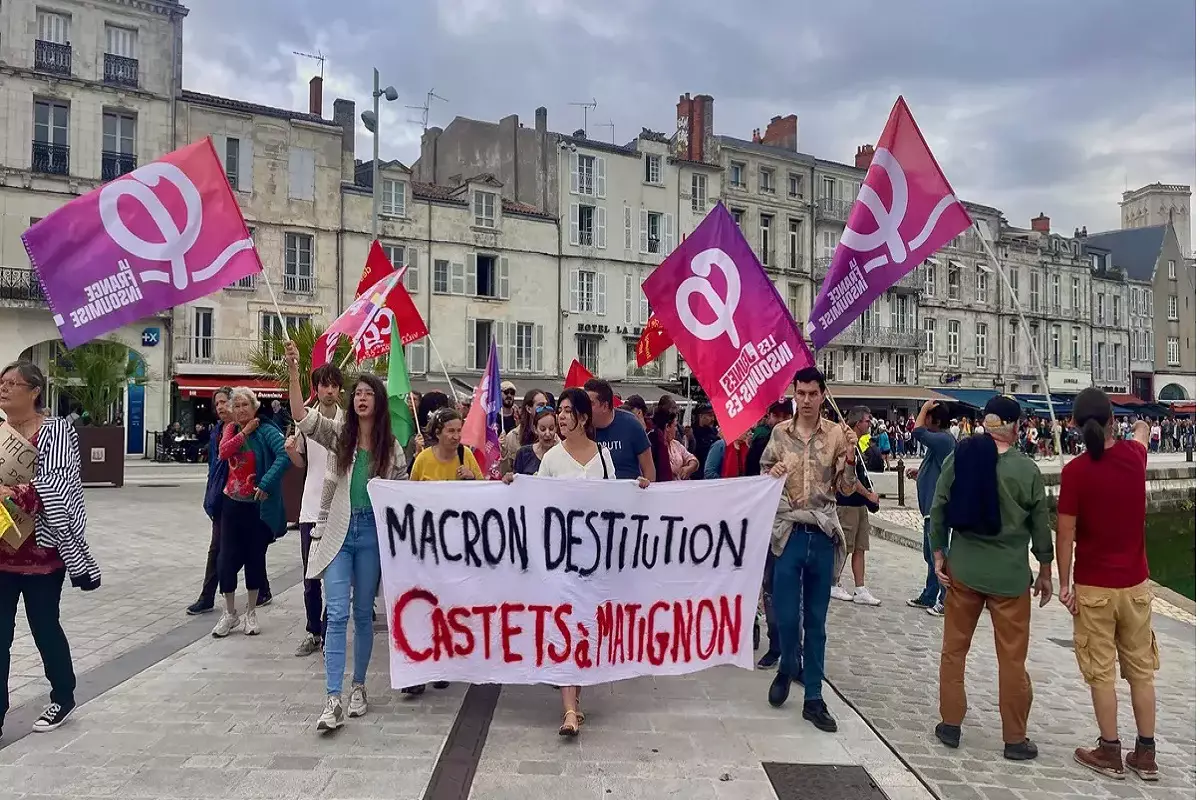 Тысячи французов вышли на митинги против нового премьера