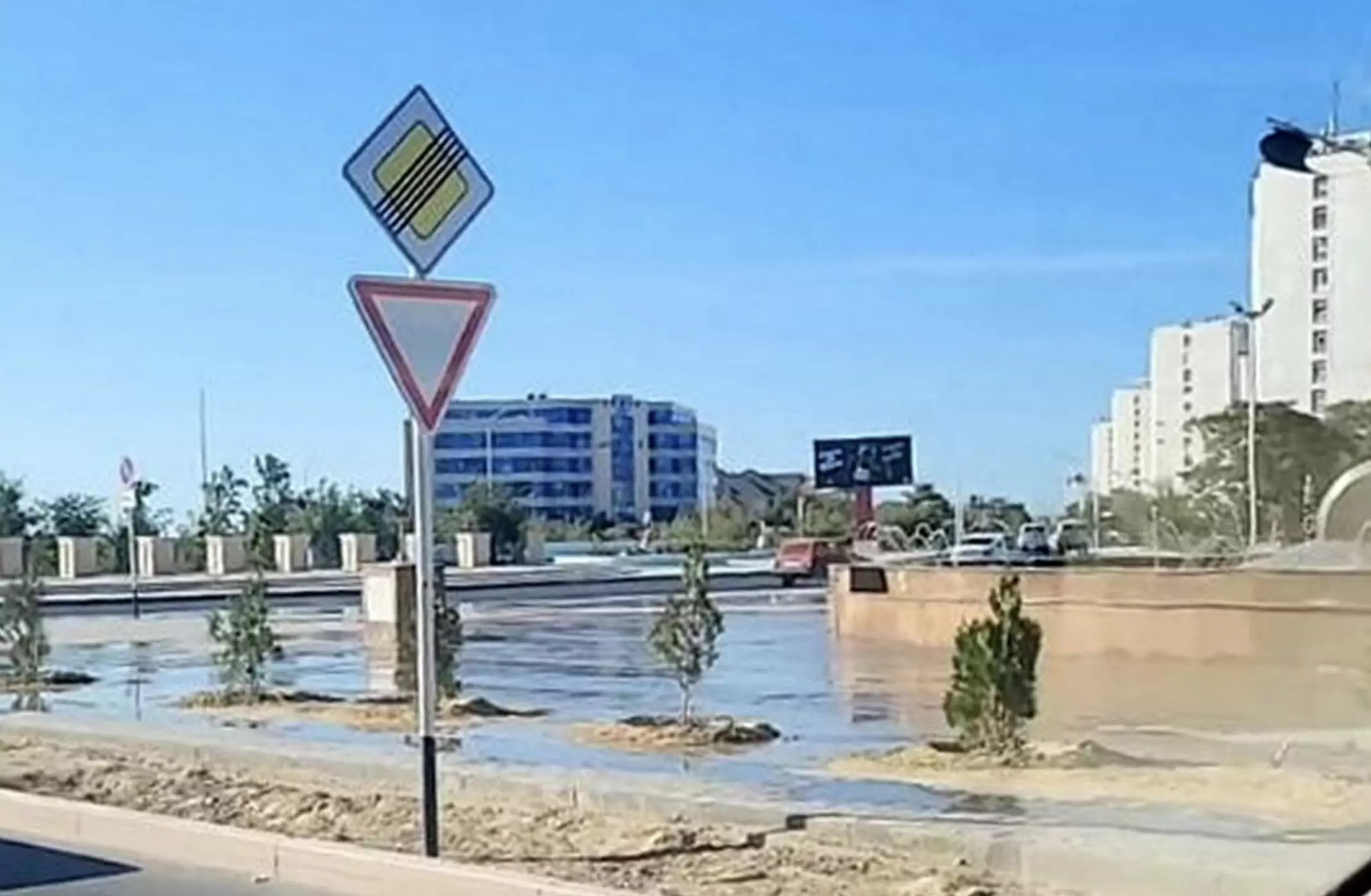 Вода из фонтана растеклась по улицам в Актау