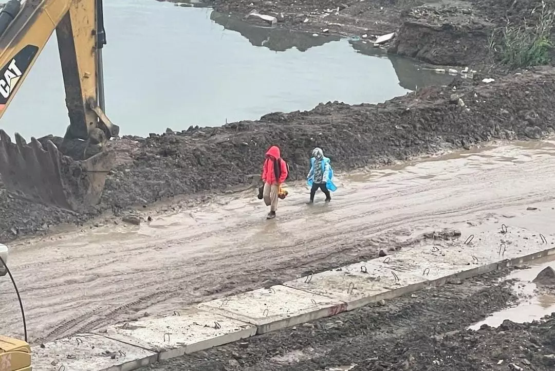 По колено в грязи: астанчане жалуются на отсутствие дороги в центре города