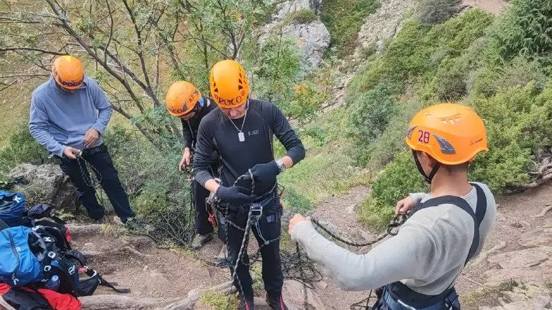 Горы и безопасность: алматинские альпинисты обучают спасателей 