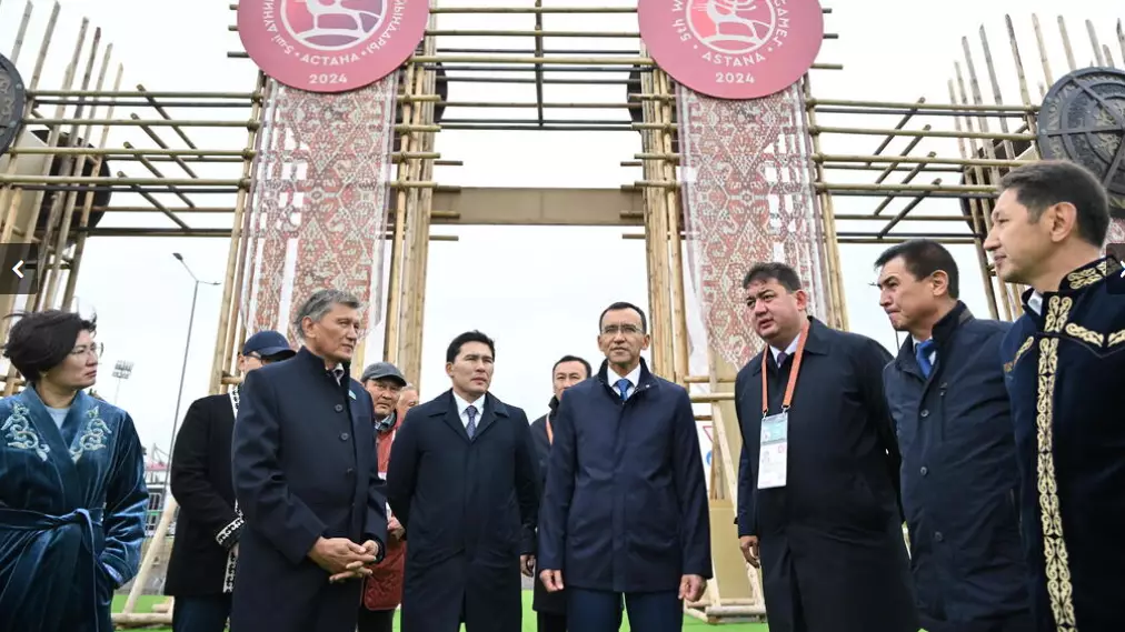 Мәулен Әшімбаев көшпенділер ойынына қатысып жатқан спортшылармен кездесті