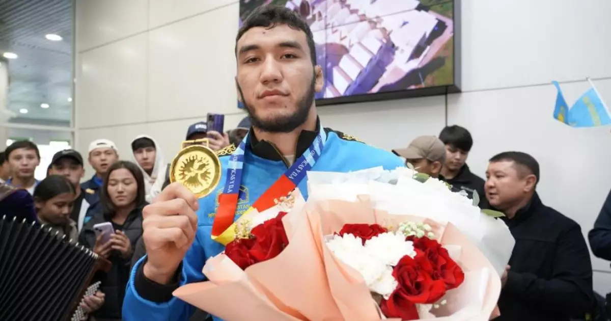   Әлем чемпионы атанған Ризабек Айтмұханды жанкүйерлер әуежайдан күтіп алды   