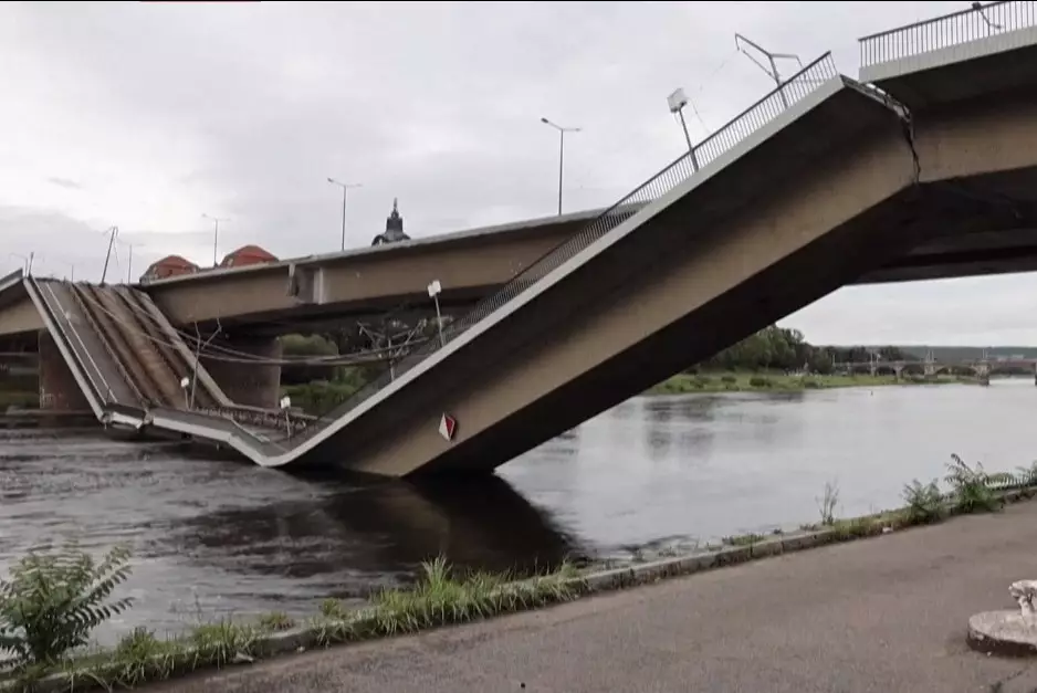 Участок дрезненского моста Карол обрушился в Эльбу