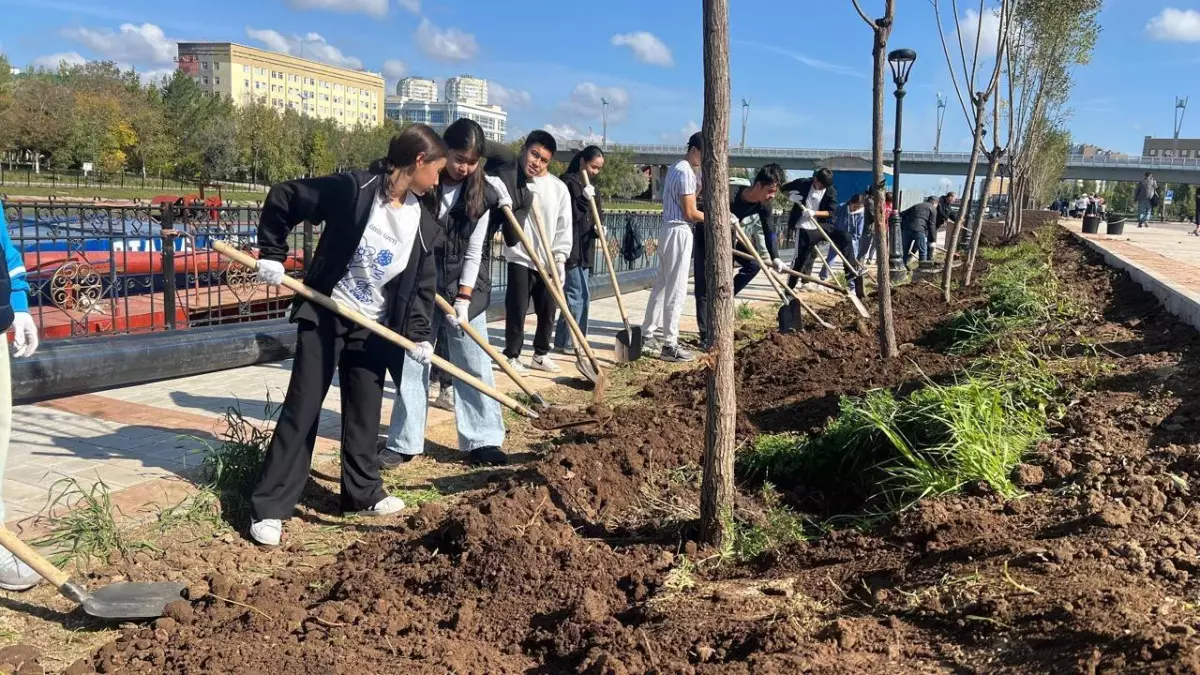 «Таза Қазақстан»: в Астане вдоль реки Акбулак посажены сотни деревьев