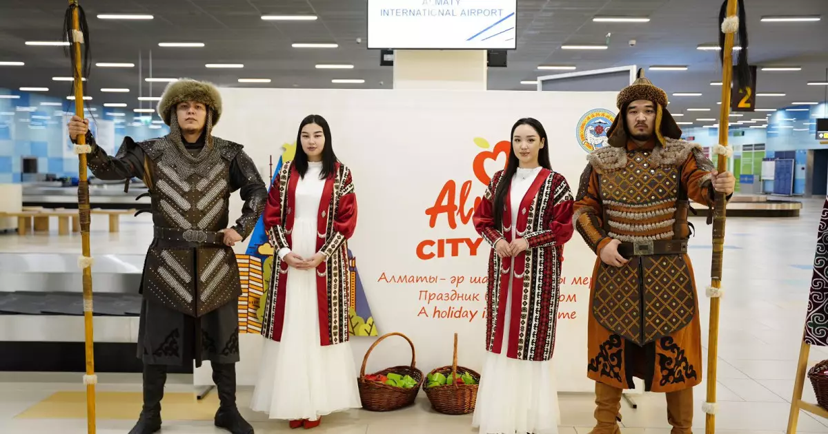   Қала күні: Алматы халықаралық әуежайында шетелдік туристерді қалай қарсы алды   