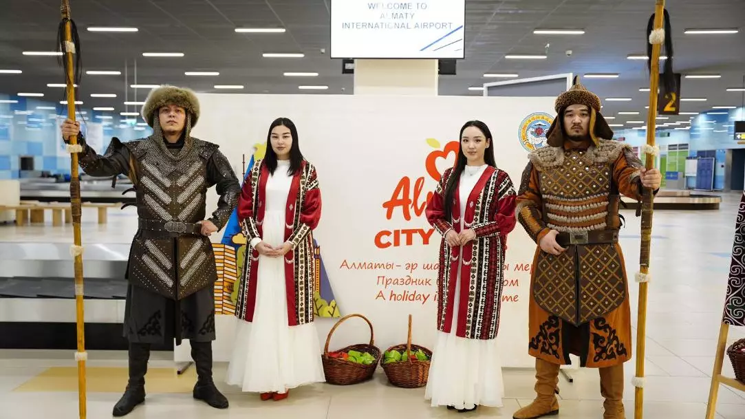 Алматы халықаралық әуежайында шетелдік туристерді қалай қарсы алды