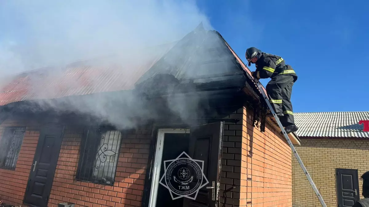 Абай облысында өрт сөндірушілер дүкендегі өртті сөндірді