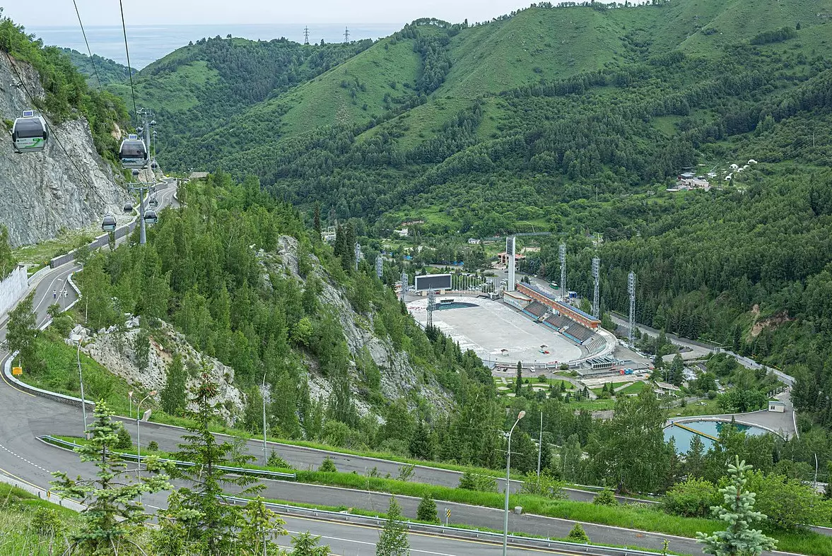 Желающим попасть на Медеу в Алматы рекомендуют пересесть на автобусы