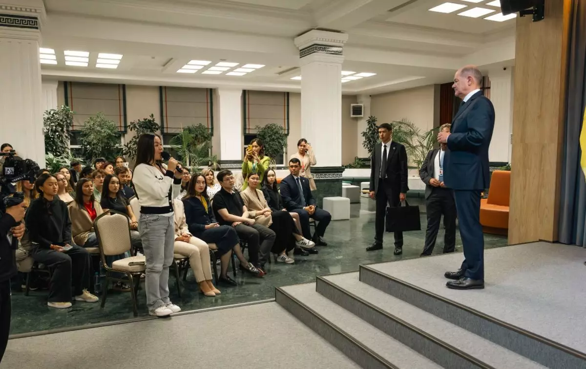 Олаф Шольц Maqsut Narikbayev University студенттерімен кездесті