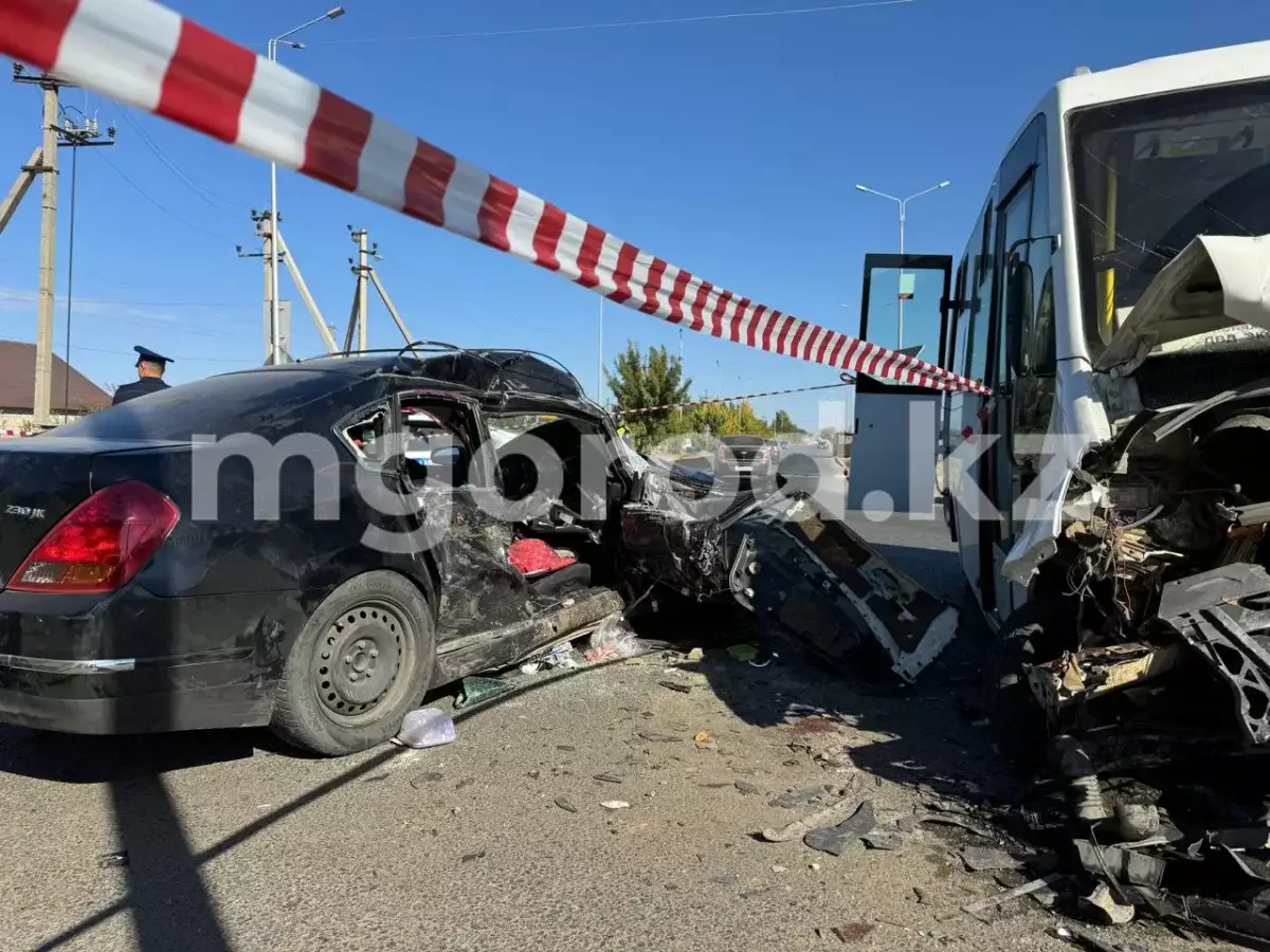 В Уральске автобус столкнулся с легковушкой, 11 человек пострадали