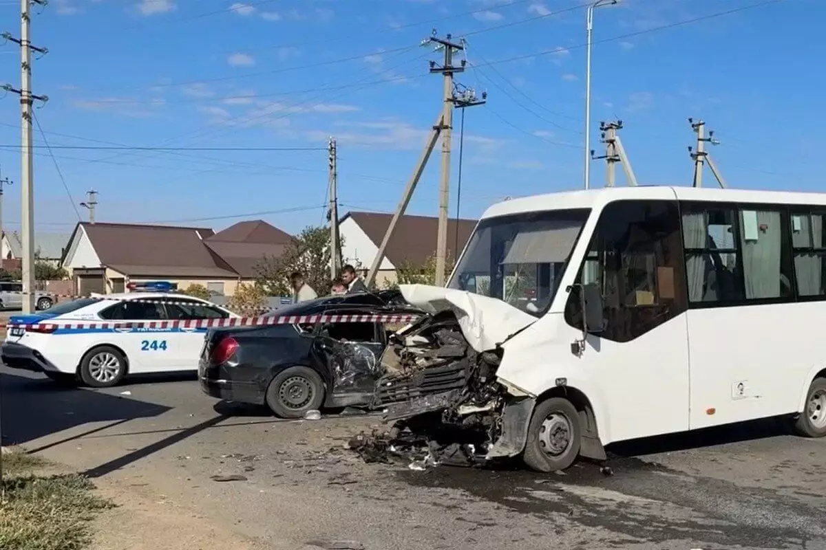 В Уральске 19 человек пострадали при столкновении микроавтобуса и автомобиля