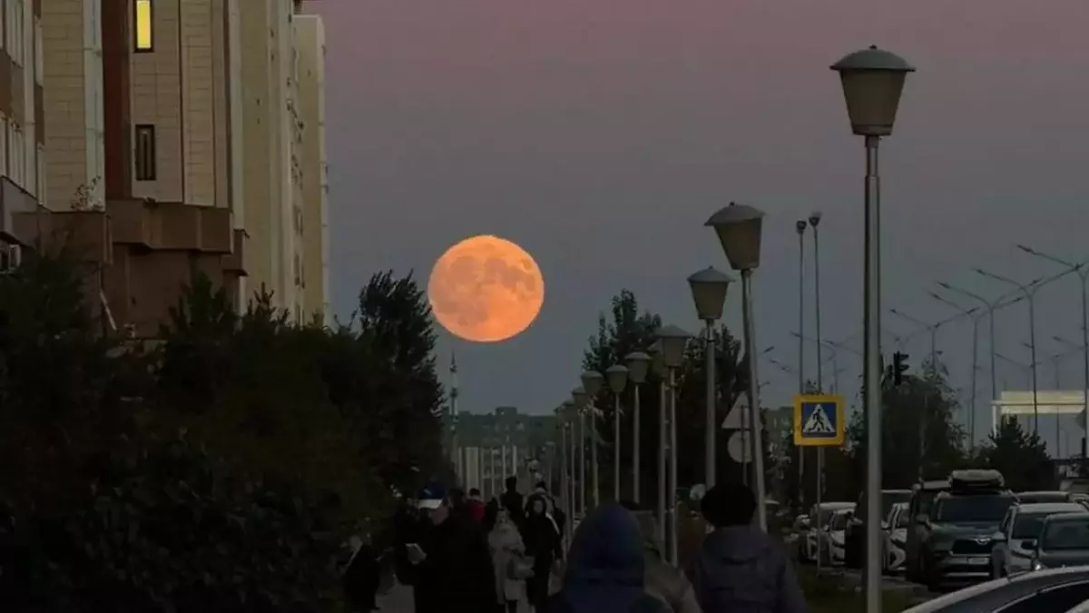 Суперлуние наблюдают в Астане