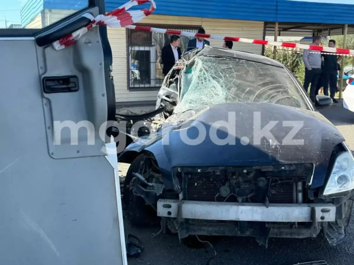 Столкновение автобуса и легковушки в Уральске: пострадали 13 человек, двое в реанимации