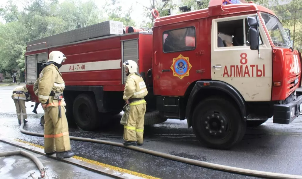 Пожар на одном из рынков тушат по повышенному рангу в Алматы