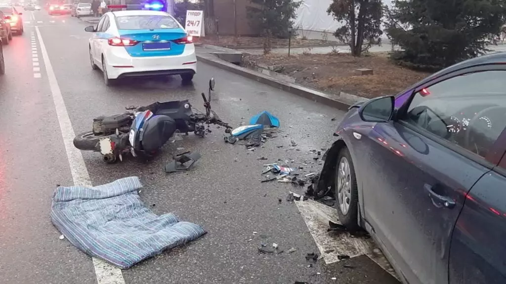 В Алматы молодой парень на мопеде погиб в ДТП