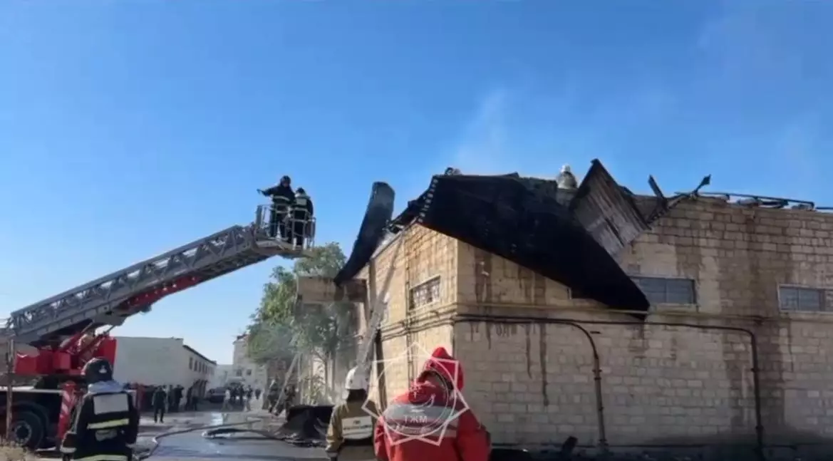 Крупный пожар произошел на складе рынка в Актау