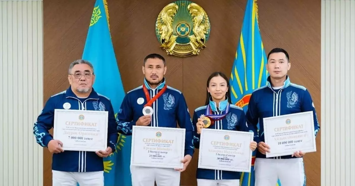   Жеңіс Қасымбек парадзюдошы Ақмарал Науатбек пен Ерғали Шәмейге пәтер және ақшалай сыйақы берді   