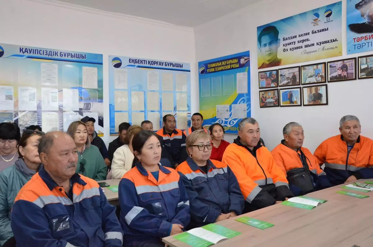 Абай облысы Халықтық штабының мүшелері теміржолшылармен АЭС құрылысының маңызын талқылады